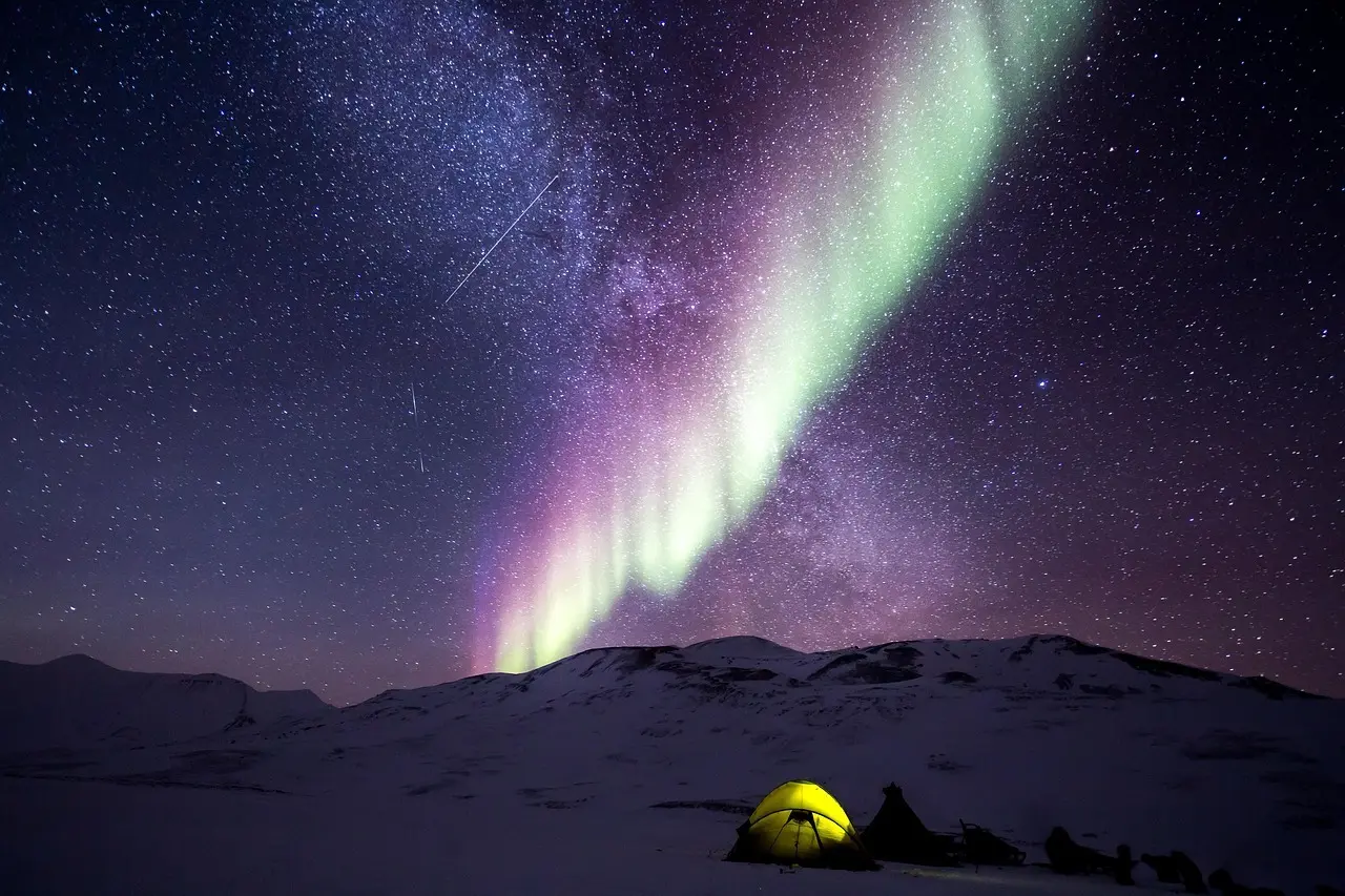 Oplyst telt under stjerner og nordlys
